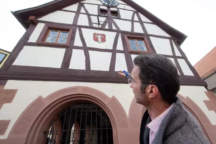 Stefan Ulrich auf der Giebelseite des alten Rathauses, die „Mittelalter pur“ ist, wie der Bauforscher sagt. Doch es gibt eben au
