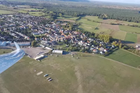 Auf dem Flugplatz Lilienthal in Lachen-Speyerdorf trainieren über Ostern junge Segelflugpiloten.