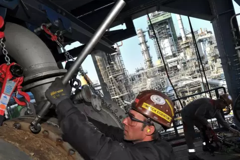 Rund 14 Millionen Tonnen Öl fließen jährlich durch die Leitungen von Deutschlands größter Raffinerie, die den Bedarf an Kraftsto