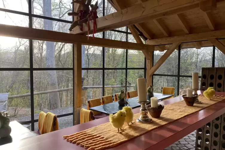  Der &uuml;berdachte Gastronomiebereich im Burghof ist perfekt f&uuml;r schlechtes Wetter.