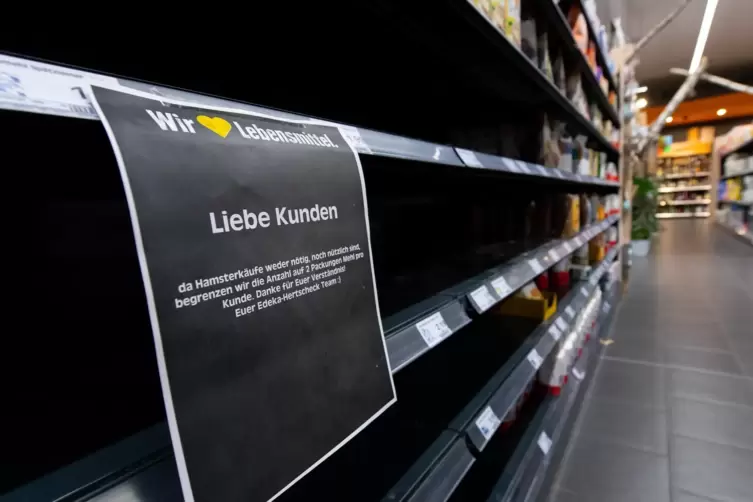 Leere Regale in deutschen Supermärkten als Folge von Hamsterkäufen: In Italien und Spanien habe es das nicht gegeben, meint der 