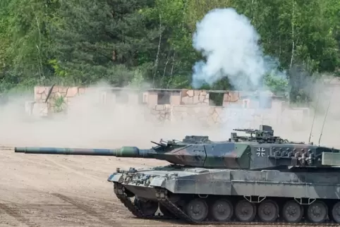 Ein Panzer vom Typ Leopard 2 in Aktion. 