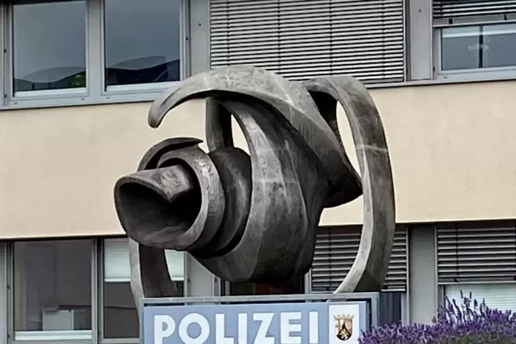 Wer zur Unfallflucht in Rimschweiler etwas sagen kann, möge sich bei der Zweibrücker Polizei in der Landauer Straße melden.