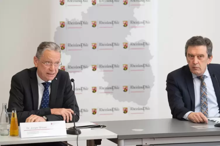 J&uuml;rgen Brauer (l), Generalstaatsanwalt in Koblenz, spricht w&auml;hrend eines Pressestatements zu den Ermittlungen gegen die Chatgrup