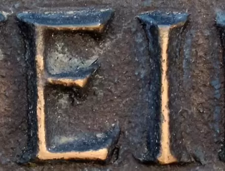 Dieses Ei fällt nicht gleich ins Auge. Unter ihm steht ein Name. Darin kommt ein Buchstabe dreimal vor. Welcher?
