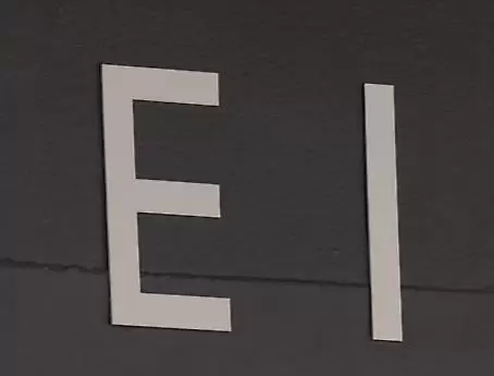 Auch dieses Ei dürfte nicht auf den allerersten Blick zu finden sein. Welcher Buchstabe lehnt sich hier an sein Spiegelbild?