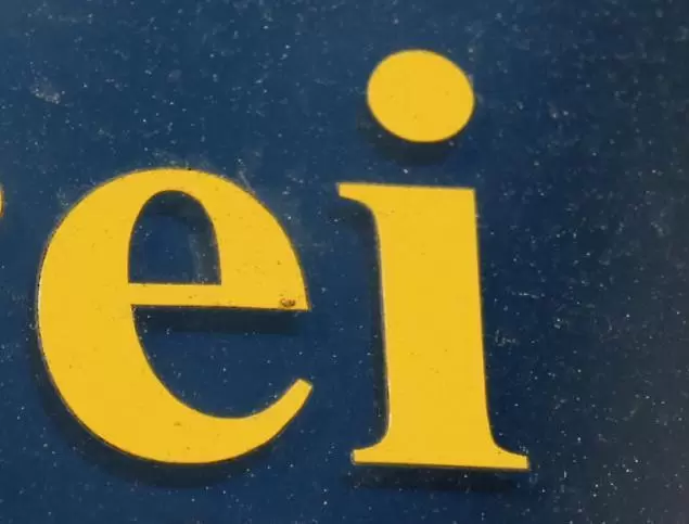 In dem Gebäude mit diesem Ei findet man eine bekannte Einrichtung. Wir brauchen den zweiten Buchstaben.