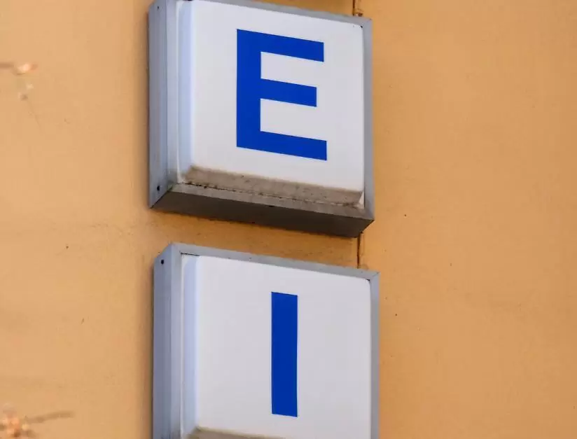 Das einzige Ei, das aufrecht steht. Wer über die Straße geht, kann zweimal den Namen eines Bundeslandes lesen. Es beginnt mit?