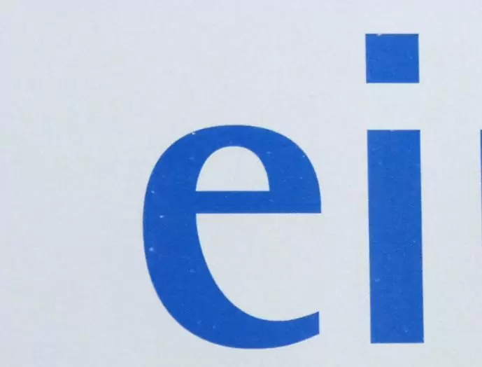 Dieses Ei ist an einem Gebäude befestigt. Wie heißt das Bauwerk? Gesucht ist der dritte Buchstabe des Vornamens.