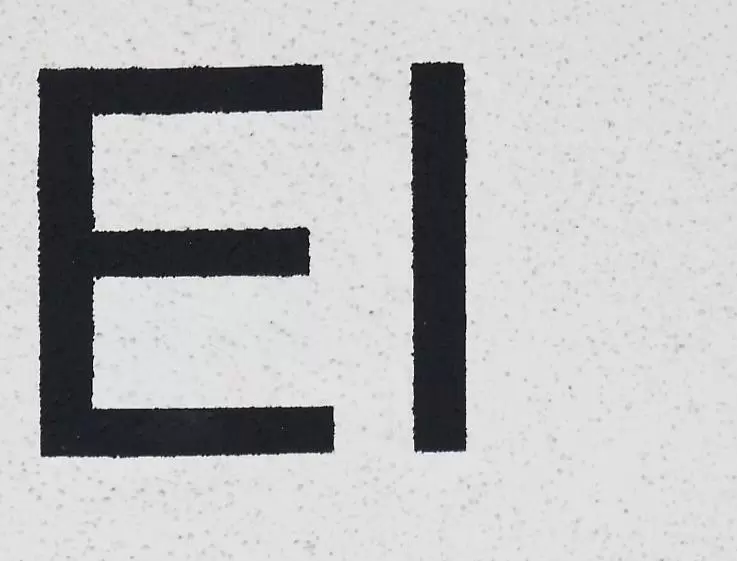 Nicht so ganz leicht zu finden,: Unter diesem Ei verläuft ein roter Balken. Nehmen Sie den Buchstaben direkt vor diesem Ei.