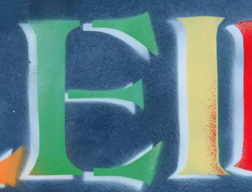In der Nähe dieses schön bunt bemalten Eis steht ein Mann. Gesucht ist der erste – oder der letzte – Buchstabe seines Vornamens.
