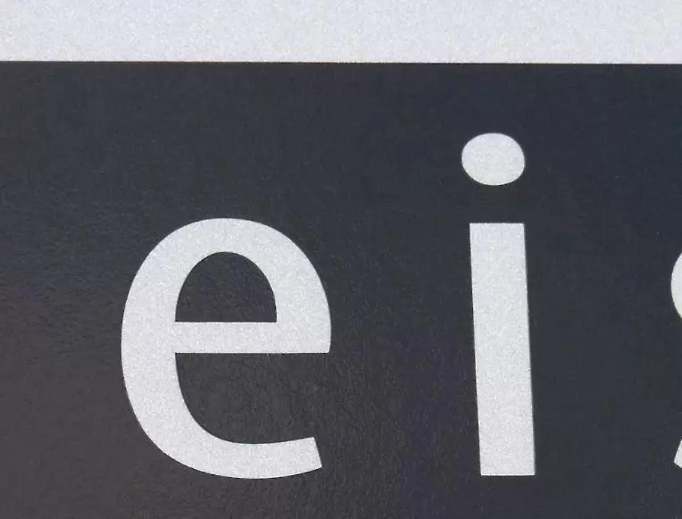 Uns interessiert weniger das kleine Ei als das Blau darüber. Mit welchem Buchstaben beginnt das blau geschriebene Wort?