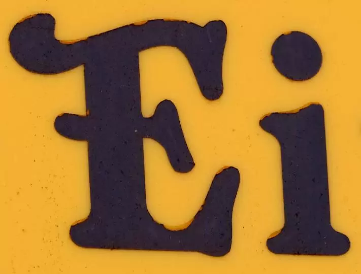 Ein Wort findet man hier in zwei Schreibweisen, einmal mit, einmal ohne Leerzeichen. Welcher Buchstabe kommt darin dreimal vor?