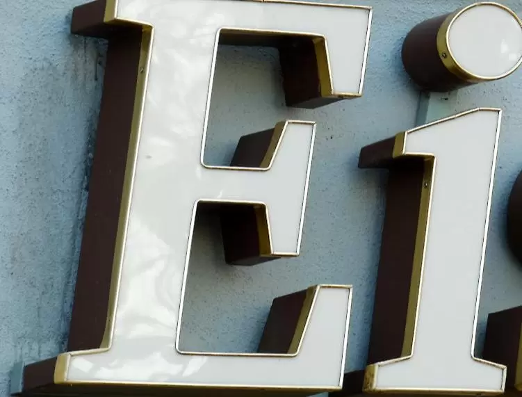 Dieses Ei steht am Anfang von drei Wörtern. Mit welchem Buchstaben beginnt das mittlere Wort, das kürzeste?