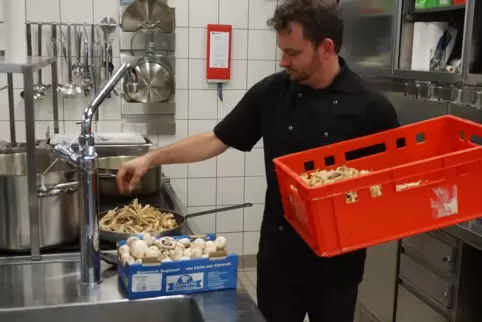 Koch Bastian zaubert aus Pilzen ein schmackhaftes Essen. 