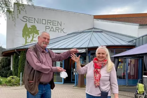 Schlüsselwechsel im Seniorenpark Hinterweidenthal: Hans Jung übergibt die Heimleitung und Geschäftsführung an Dagmar Shenouda.