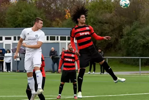 Jerfeson Lima Barboza (rechts, hier in einer Partie 2019 gegen den FK Pirmasens II) und der TuS Rüssingen sind mit einer heftige