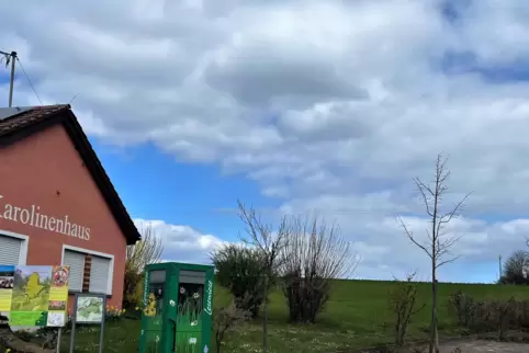 Auf der Ackerfläche zwischen Karolinenhaus und ehemaligem Stromhäuschen des Dorfes könnten Häuser gebaut werden, wenn dort ein B