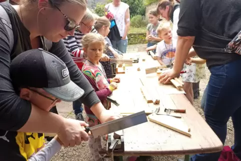 An mehreren Stationen konnten die Kinder basteln, sägen, Eier bemalen und sich austoben.