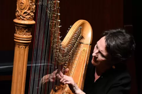 Marie-Pierre Langlamet: Die Virtuosin auf der Harfe war im Saalbau zu hören.