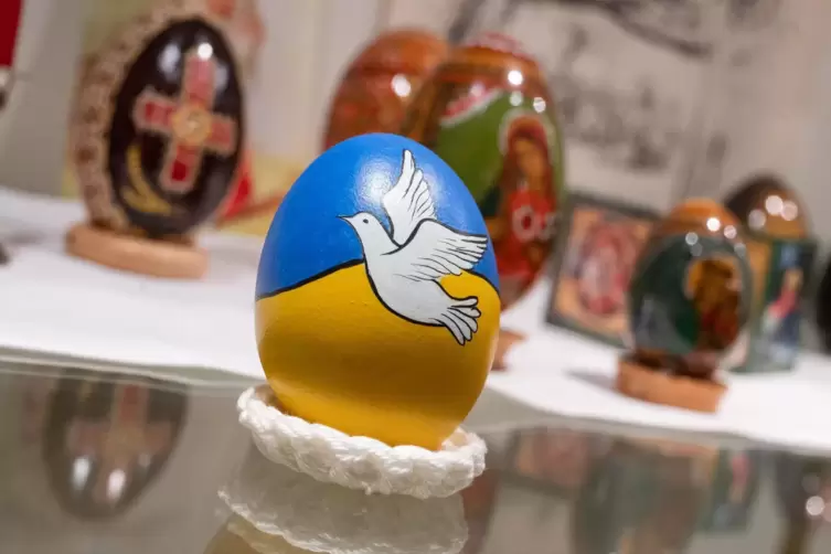 Eine Friedenstaube ziert dieses, in den Farben der ukrainischen Nationalflagge bemalte Ei. Es gehört zur aktuellen Ausstellung i