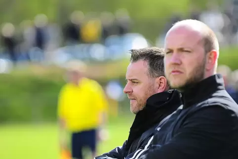Den Blick von der Seitenlinie kennt Christian Schulz (im Hintergrund). Hier betreut er als Coach mit Co-Trainer Igor Keller 2016
