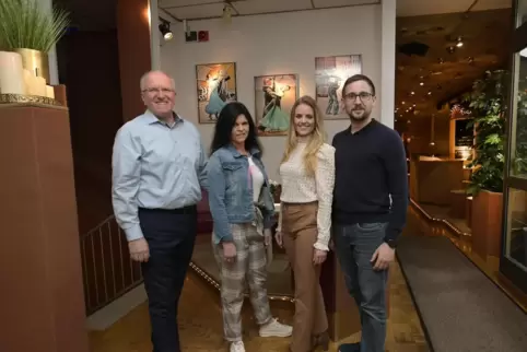 Das Team des Tanzzentrums freut sich auf den Neustart. Hier in den neuen Räumen (von links): Peter Hörner, Nicole Hörner, Kim We