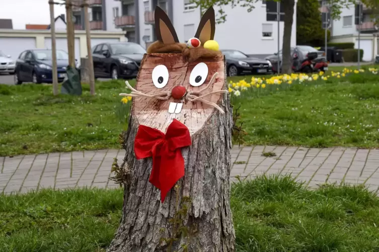 Ostergru&szlig; im Gr&uuml;nstreifen: der Hase des Kindertreffs in Flomersheim. 