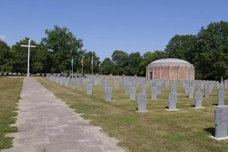 15.850 tote Soldaten ruhen auf dem Gräberfeld neben der Begegnungsstätte.27 Jahre hat der überzeugte Europäer Bernard Klein von 