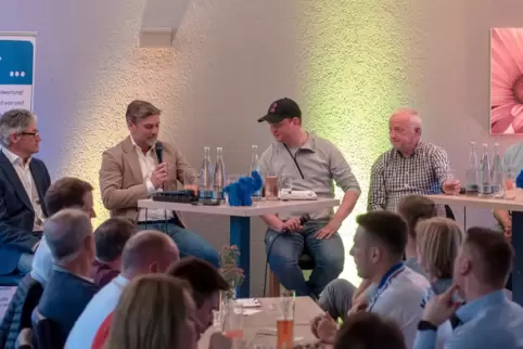  Fritz Fuchs, Oliver Kreuzer, Niko Uhrich, Helmut Behr, Kay Friedmann und Harald Linder (von links) beim Fußball-Talk. 