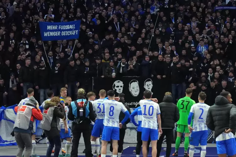 Hertha-Spieler diskutieren nach der Derbyniederlage gegen Union mit dem eigenen Anhang.