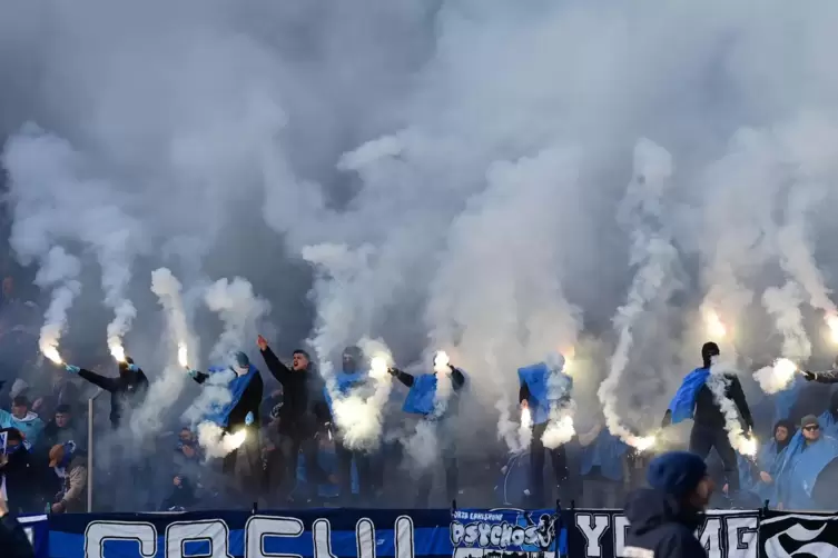 Hertha-Fans im (selbst erzeugten) Nebel.