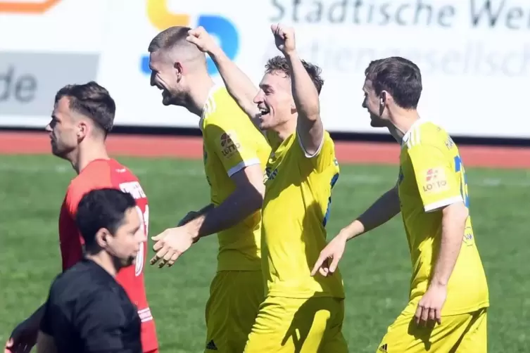 Endlich! Luca Eichhorn reißt die Arme hoch und bejubelt sein erstes Regionalligator. Die FKP-Teamkollegen Sascha Hammann (rechts