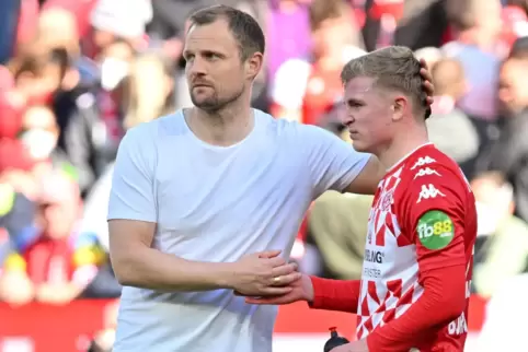 Der Mainzer Trainer Bo Svensson (links) tröstet Jonathan Burkhardt nach dem 0:0
