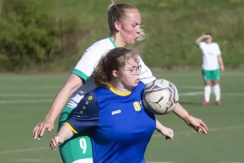 Annkathrin Buchheit (rechts, hier gegen die wieder genesene Rimschweiler Spielerin Maya Krebs) eröffnete den Torreigen für den S