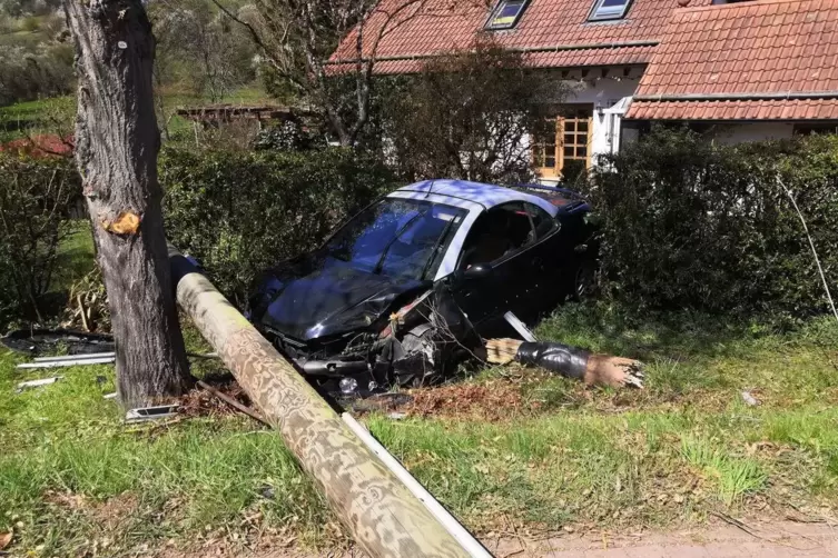 Der Wagen des unfallflüchtigen Autofahrers kollidierte zunächst mit einem Strommast und prallte anschließend gegen einen Baum.