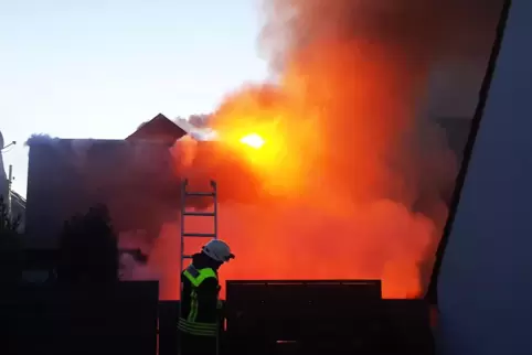 Meterhoch loderten die Flammen aus dem Wohnhaus.