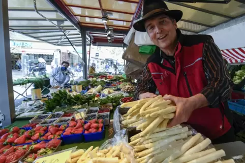 Seit 2015 auf dem Wochenmarkt auf dem Rathausplatz: Timo Seitenspinner. In der Saison verkauft er pro Woche 500 Kilo Spargel. 
