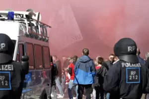 Beim Marsch der FCK-Fans zum Stadion zündeten Anhänger Pyrotechnik in der Unterführung in der Eisenbahnstraße.