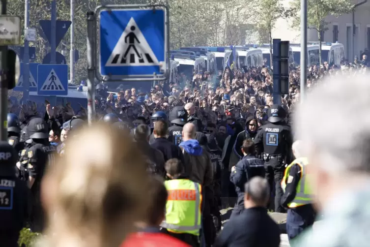 Um die Fan-Lager zu trennen, eskortierte die Polizei die FCS-Anh&auml;nger vom Bahnhof ins Stadion.