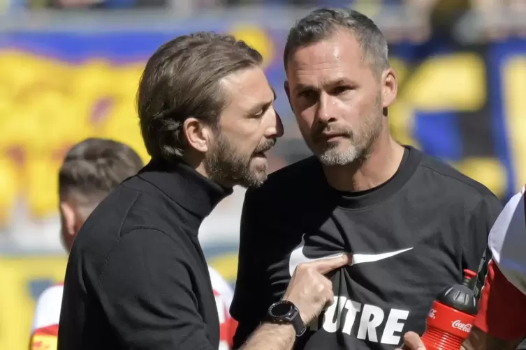 Geschäftsführer Sport Thomas Hengen ermahnt Co-Trainer Frank Döpper nach dessen Entgleisung. 
