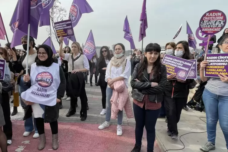 „Wir kämpfen um unser Leben“: Die Frauenrechtlerin Fidan Ataselim (in schwarzer Lederjacke) bei der Kundgebung in Istanbul. 