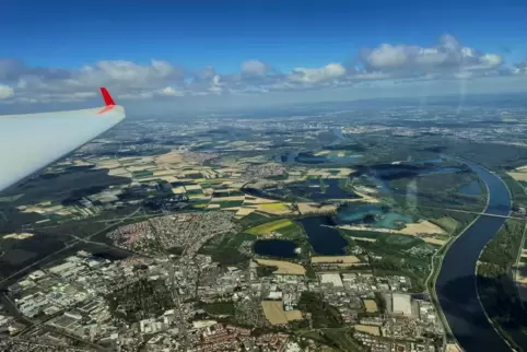 Axel Hofmann in der ASW24 am fast wolkenlosen Samstagnachmittag über Speyer. 