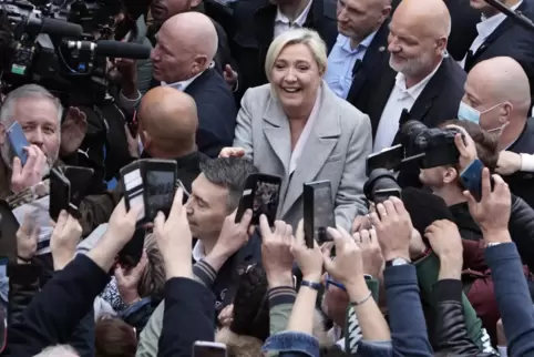 Im Wahlkampf ist Marine Le Pen stets von Medienvertretern umgeben.