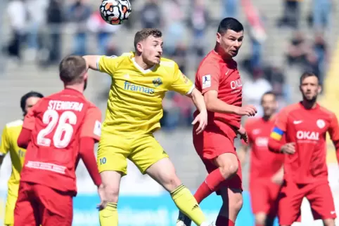 Machte ein starkes Spiel und im 71. Regionalliga-Einsatz sein erstes Tor: Luca Eichhorn (in Gelb), hier beim Kopfballduell mit K