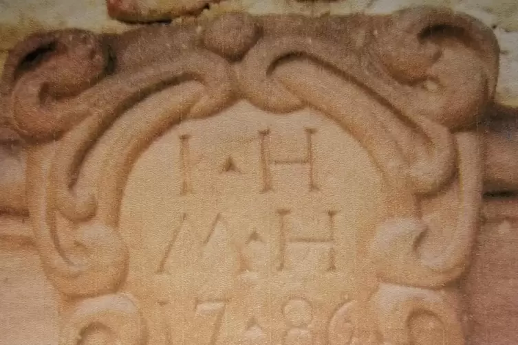 An der Haust&uuml;r des Hauptgeb&auml;udes mit den Initialen J H und MH 1786 vermutlich Familienmitglieder der Familie Hafner, die &uuml;ber Ja