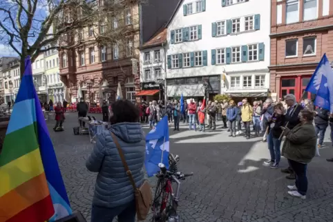 Rund 200 Teilnehmer kamen an Karsamstag zum Ostermarsch vor die Stiftskirche.