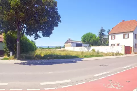 Um diese freie Fläche geht es. Sie soll vorerst nicht bebaut werden, denn hier soll mal eine Straße ins Neubaugebiet führen. 