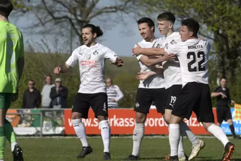 Der Jubel über das 1:0 von Lennart Thum (Zweiter von rechts) für den FC Arminia Ludwigshafen soll nicht der letzte Freudenschrei