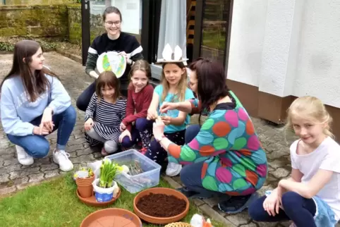 Großen Spaß bereitete das Pflanzen eines Miniatur-Ostergartens in einer flachen Tonschale.